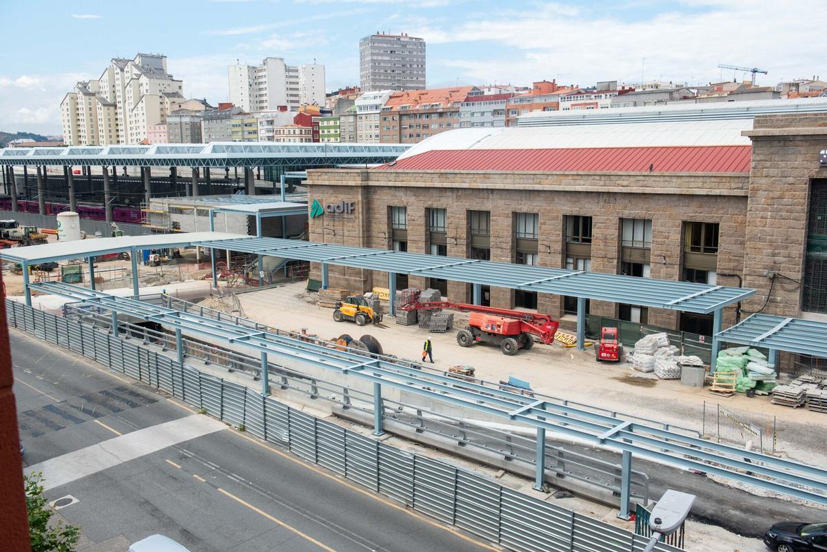 La nueva infraestructura, que cubre parte del lateral del edificio histórico, llama la atención por su color al tiempo que empieza a suscitar recelos entre los vecinos de la zona.