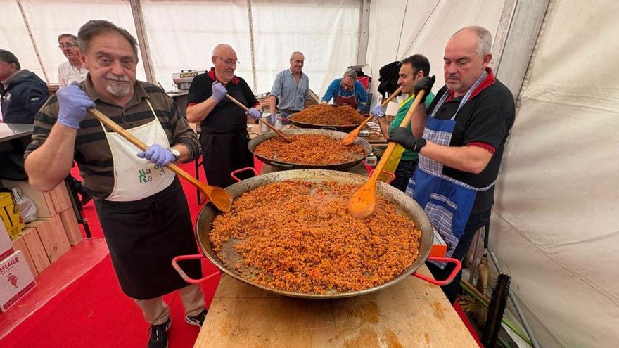 Arriba, miembros de la Asociación Santa Bárbara, cocinando el picadillo en Mieres. Sobre estas líneas, Jorge Barbón haciendo pote en Turón. | D. O.