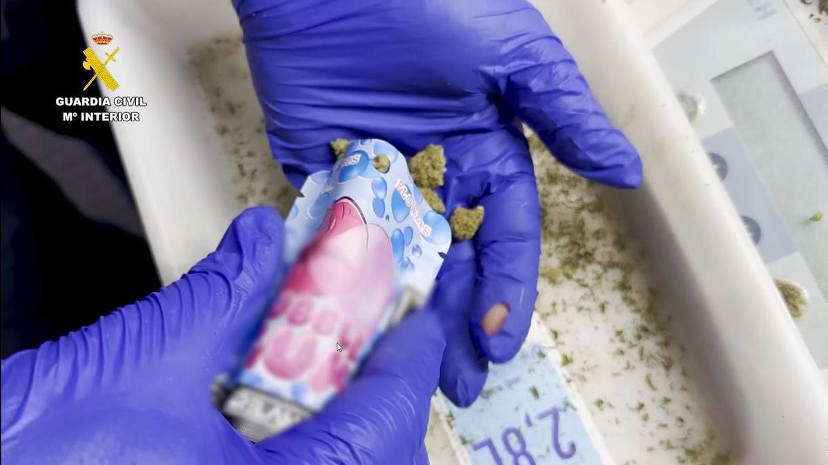 La marihuana intervenida por la Guardia Civil se camuflaba en envases de chicle