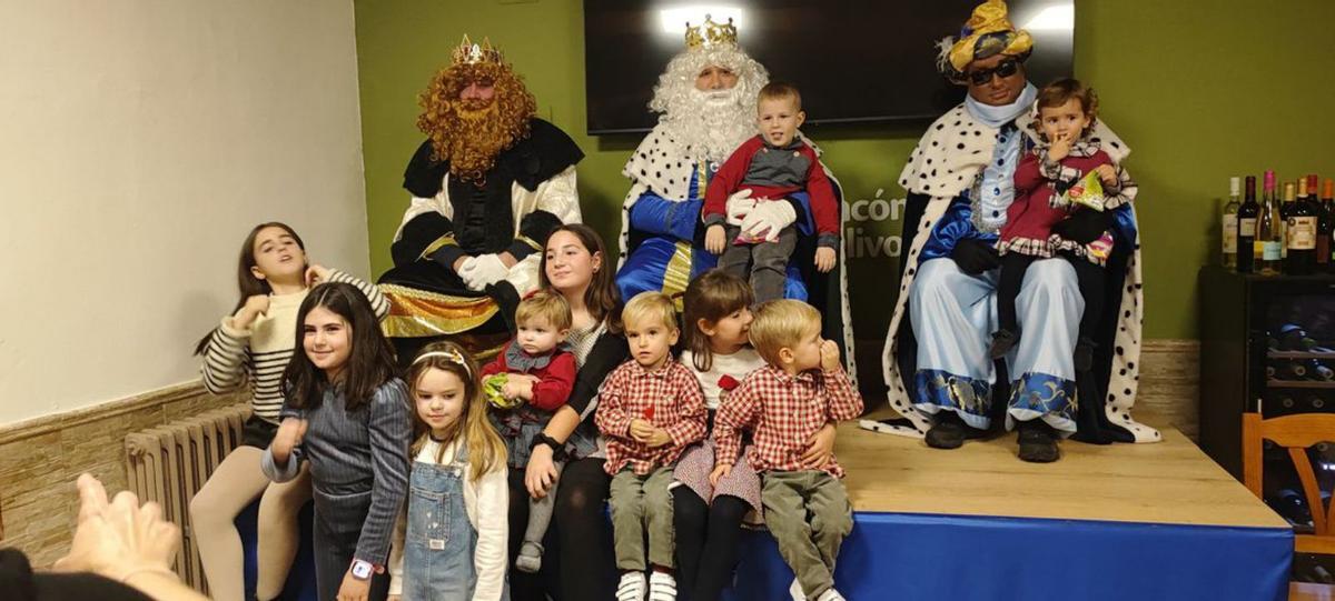 Los Reyes Magos visitaron a los más pequeños .