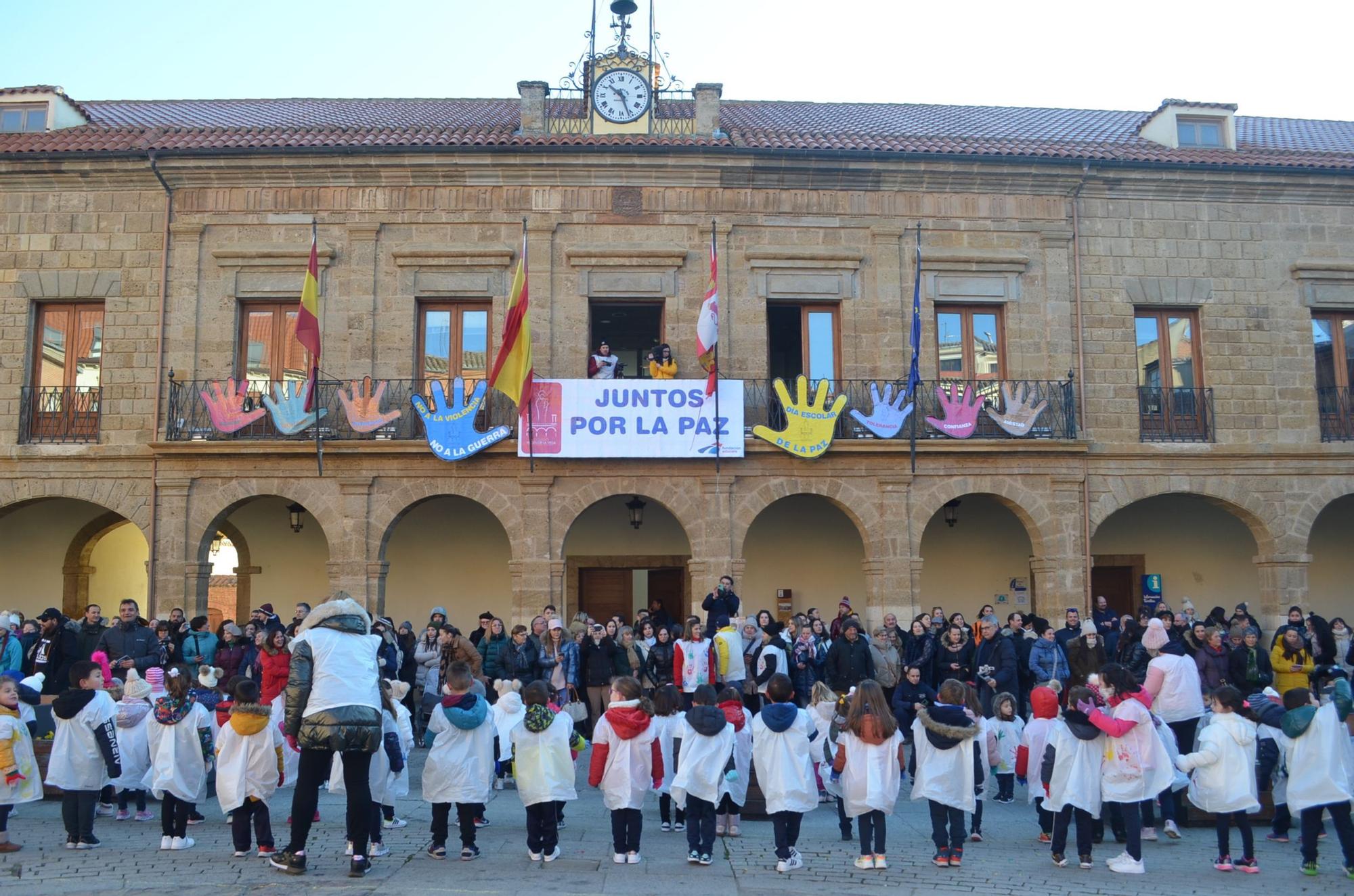 Alumnos y profesores del Virgen de la Vega de Benavente, juntos por la paz