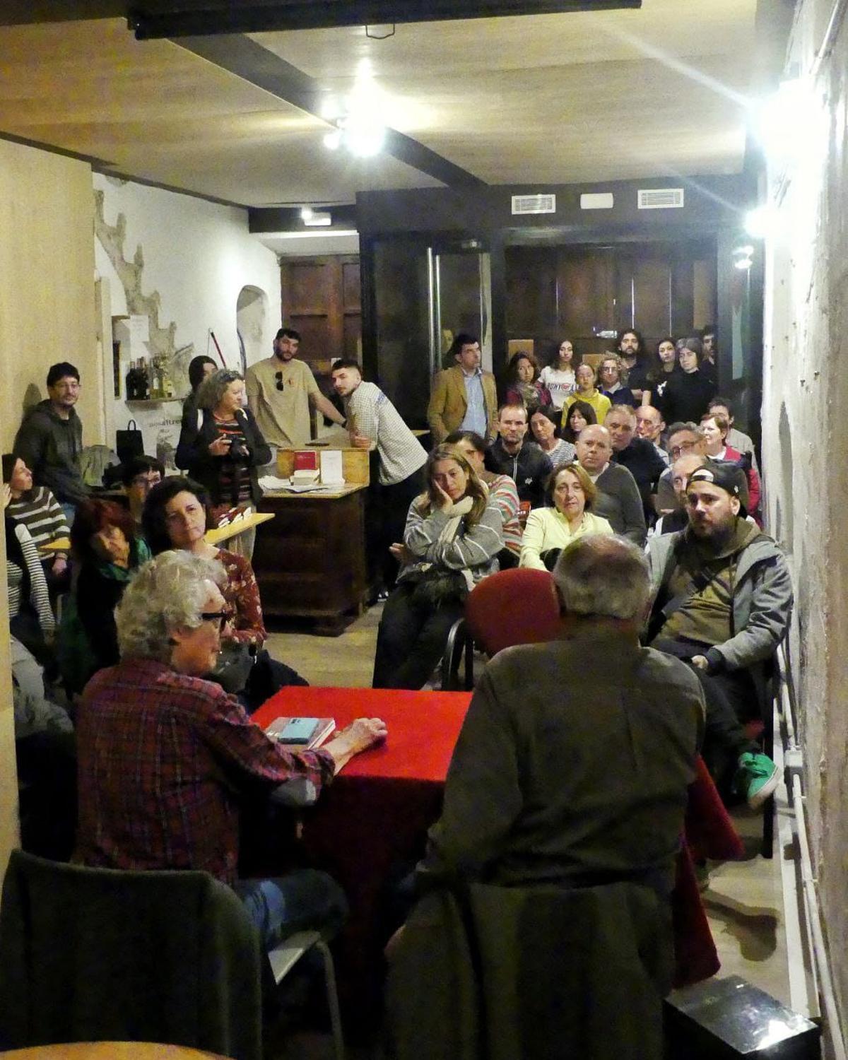 Mateu Morro en la presentación del libro en el centre popular de sa Tafona en Bunyola.