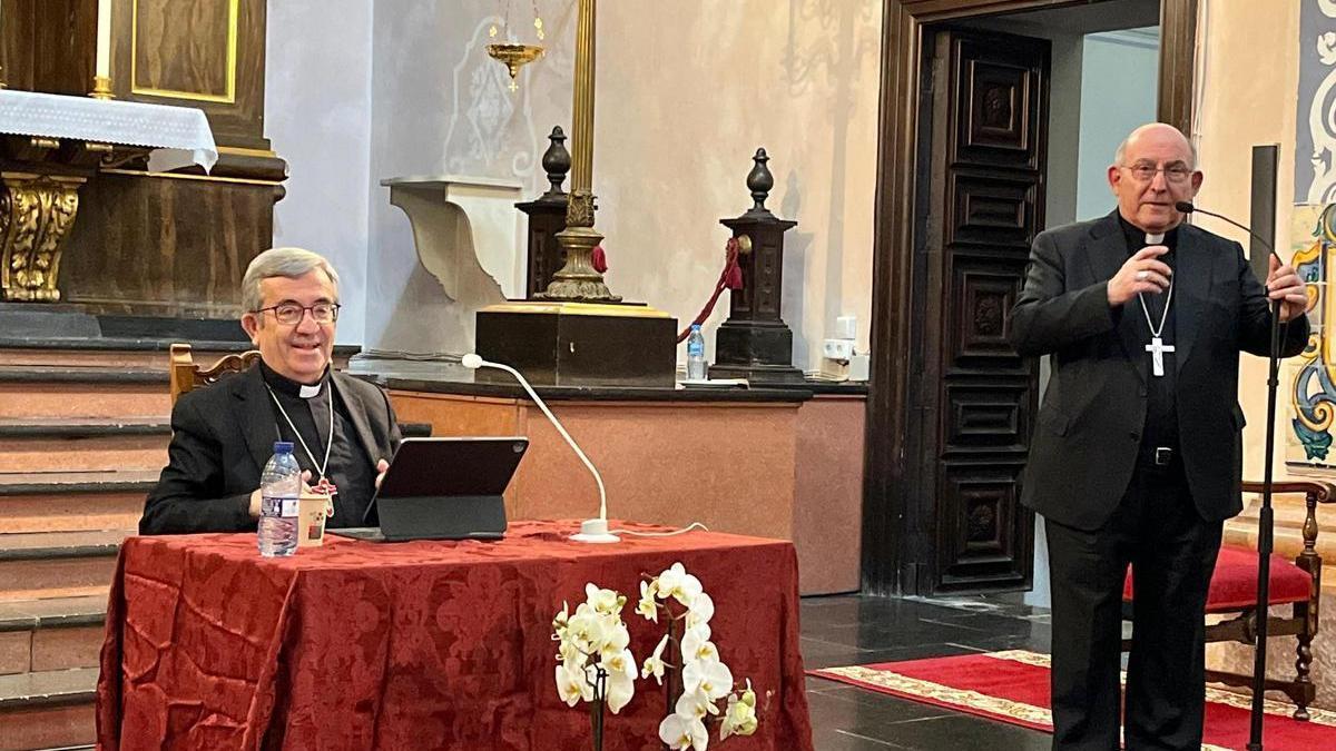 El presidente de la Conferencia Episcopal Española, Luis Argüello (i.), este viernes en Segorbe con el obispo de Segorbe-Castellón, Casimiro López (d.)