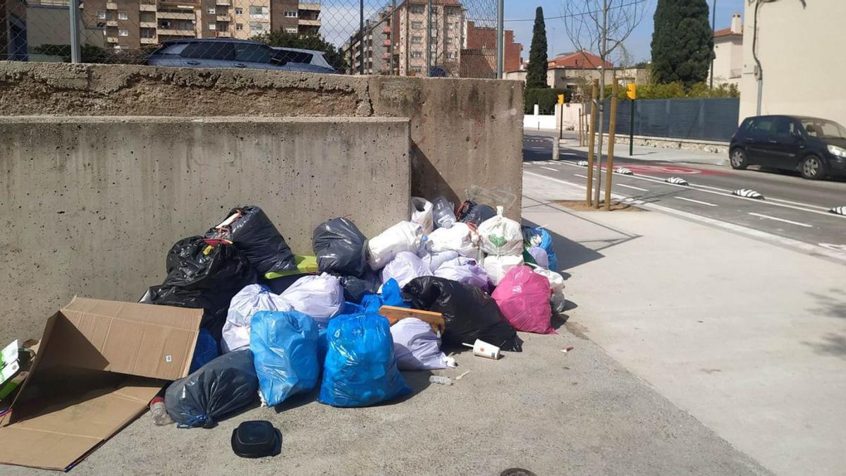 Una imatge habitual a l’avinguda Fages de Climent, on hi havia hagut els contenidors