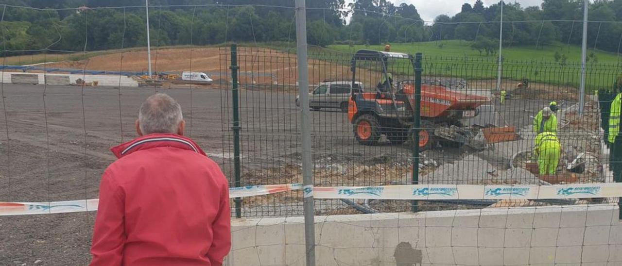 Un vecino observa el avance de las obras del recinto ferial de La Florida. | L. B.