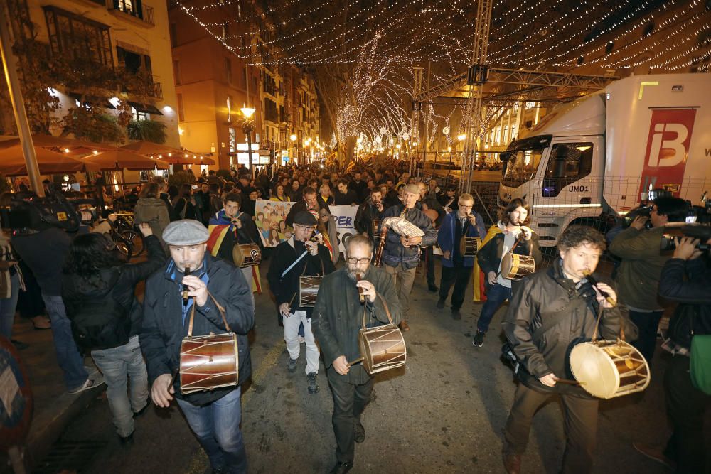 Rund 1.500 Personen sind am Freitagabend (30.12.) auf Mallorca auf die Straße gegangen, um politische Eigenständigkeit für die "Països Catalans", also die katalanischsprachigen Landesteile Katalonien und Balearen, innerhalb Spaniens zu fordern.