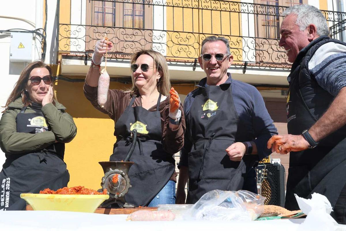La consellera participa en la elaboración tradicional de la sobrasada