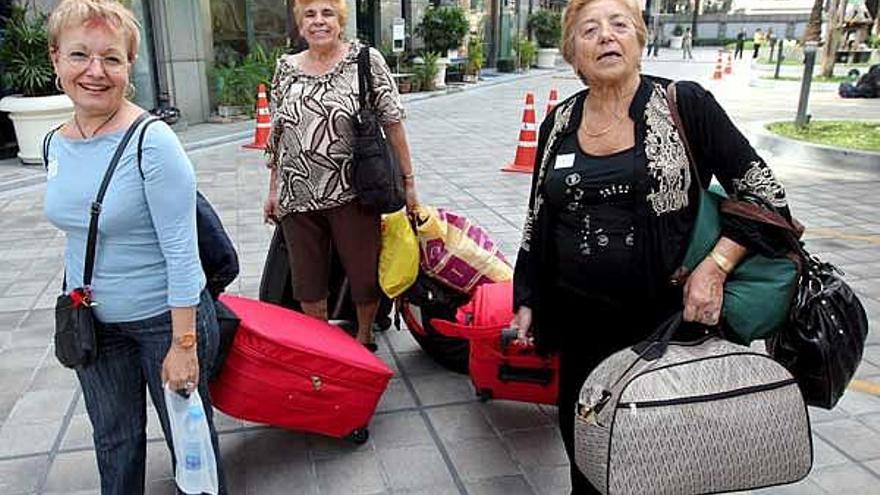 Turistas españoles parten hacia el aeropuerto para volver a España