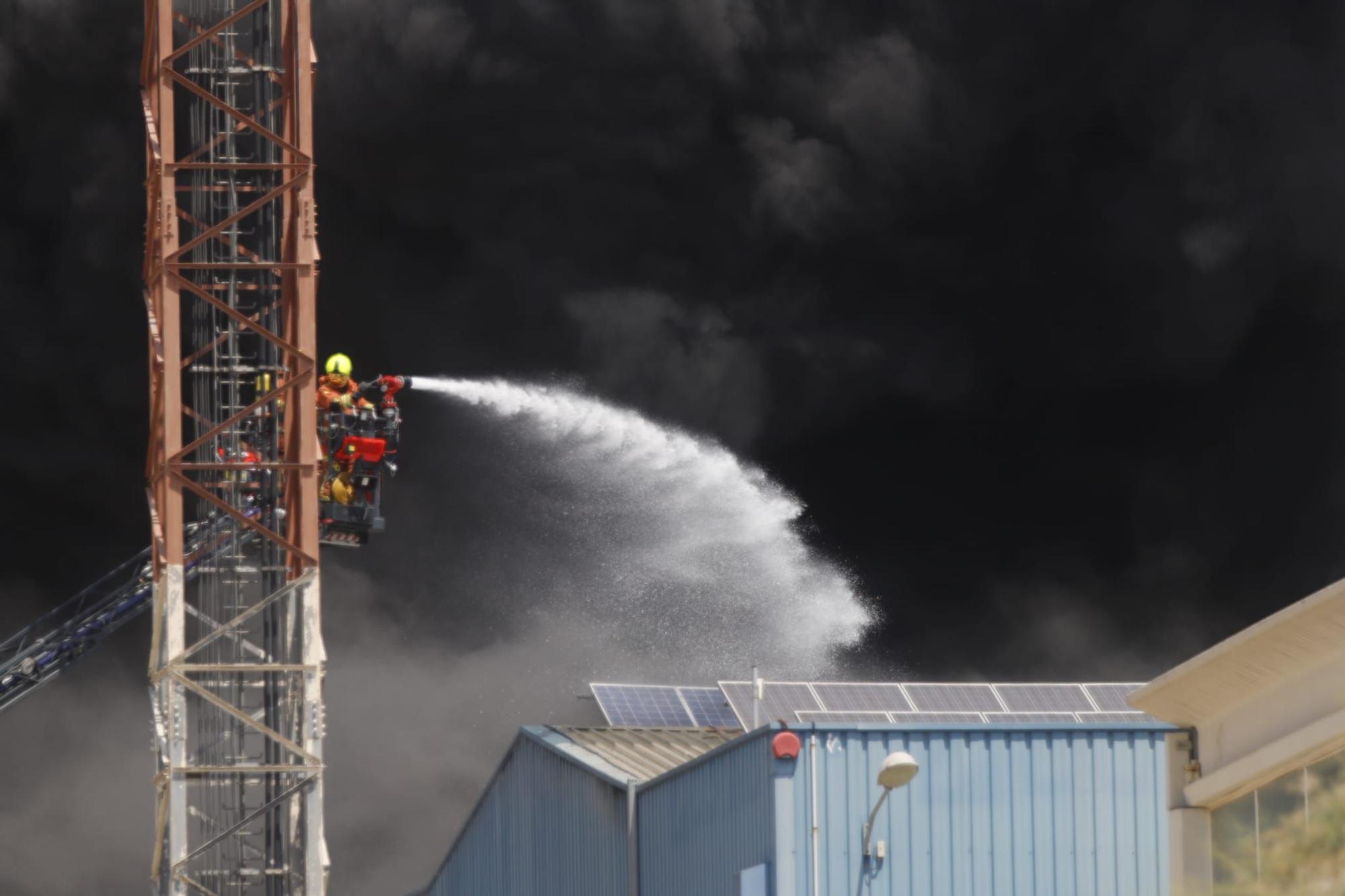 Espectacular incendio en una nave de residuos de Riba-roja
