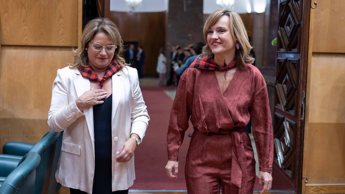 La delegada de gobierno en Aragón, Rosa María Serrano (i) y la ministra de Educación, Pilar Alegría (d), llegan a la entrega de medallas y distinciones de la ciudad de Zaragoza.