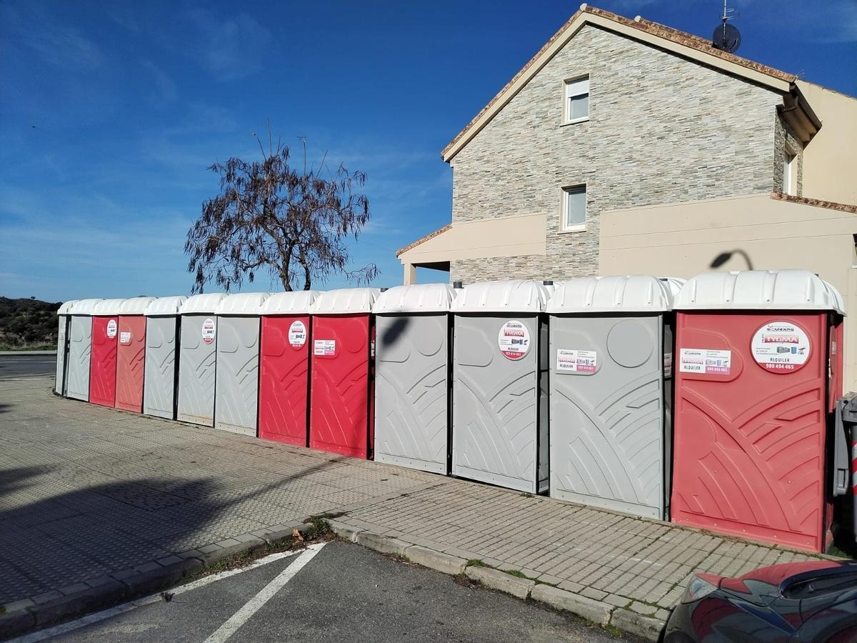 Baños instalados cerca del palacio de congresos de Plasencia, donde tendrá lugar este domingo el homenaje a Robe.