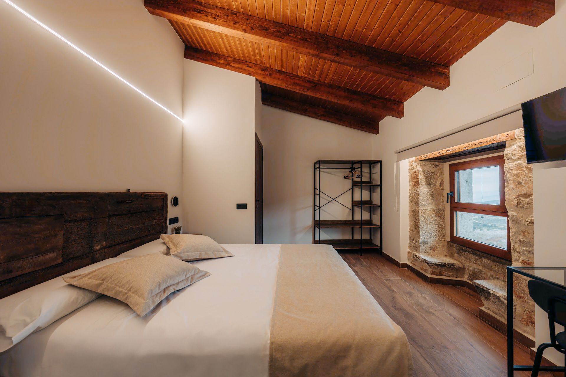 Así es por dentro Vinyes Bodega, una torre de vigilancia de la Edad Media reconvertida en casa rural