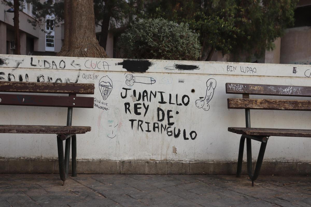 Pintada que hace referencia a uno de los sintecho presuntamente agredidos.