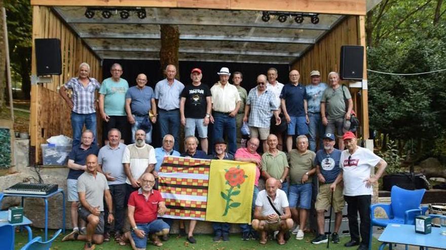 La actuación de los 'Amigos de Mos' en el parque forestal de Beade