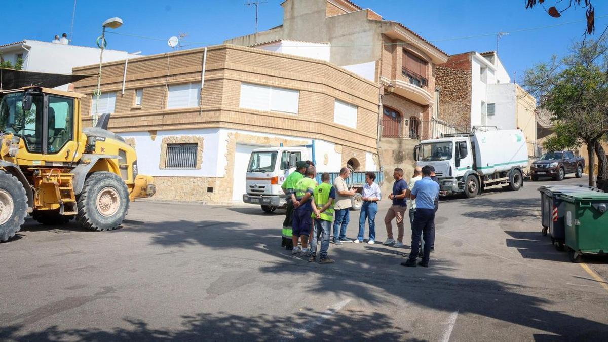 La alcaldesa y concejales, reunidos con operarios del servicio de limpieza.