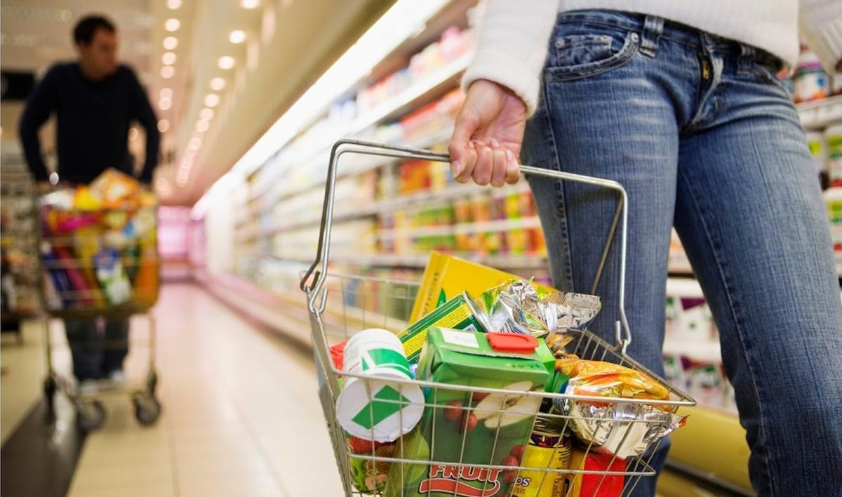 Consumidores en un supermercado