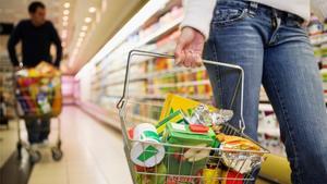 Consumidores en un supermercado