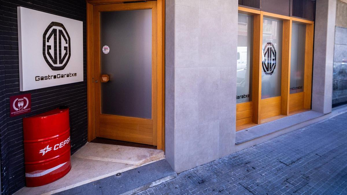La entrada del restaurante Gastro Garatxe, en El Prat.