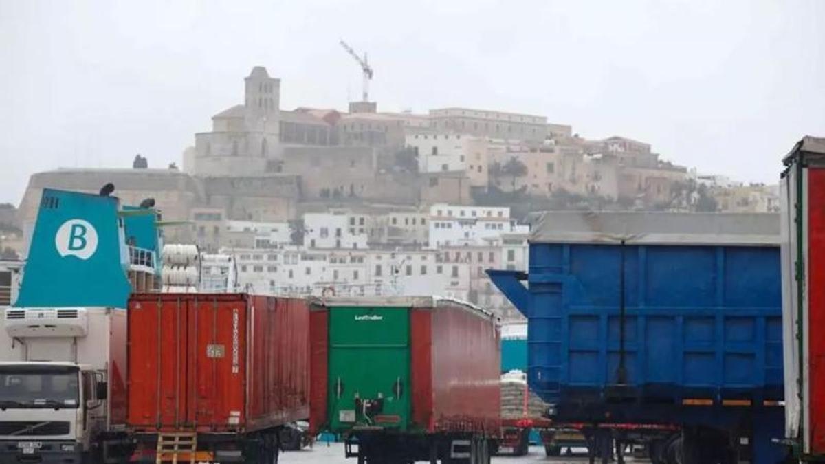 Camiones y contenedores en el muelle comercial de Ibiza.