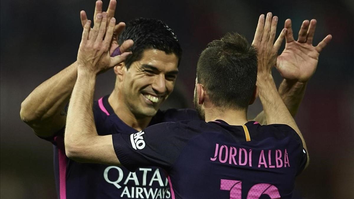 Luis Suárez celebra su gol con Jordi Alba