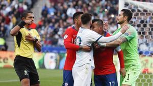 zentauroepp48965960 argentina s lionel messi  center left  and chile s gary mede190803095810