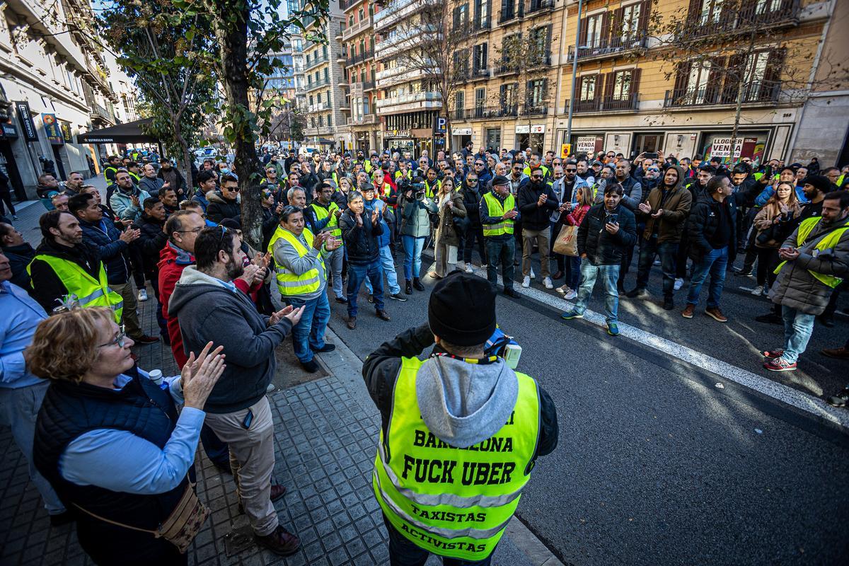 El sector del taxi, en huelga este miércoles en Barcelona, ha acordado “dar una tregua” al Govern hasta la celebración del Mobile World Congress