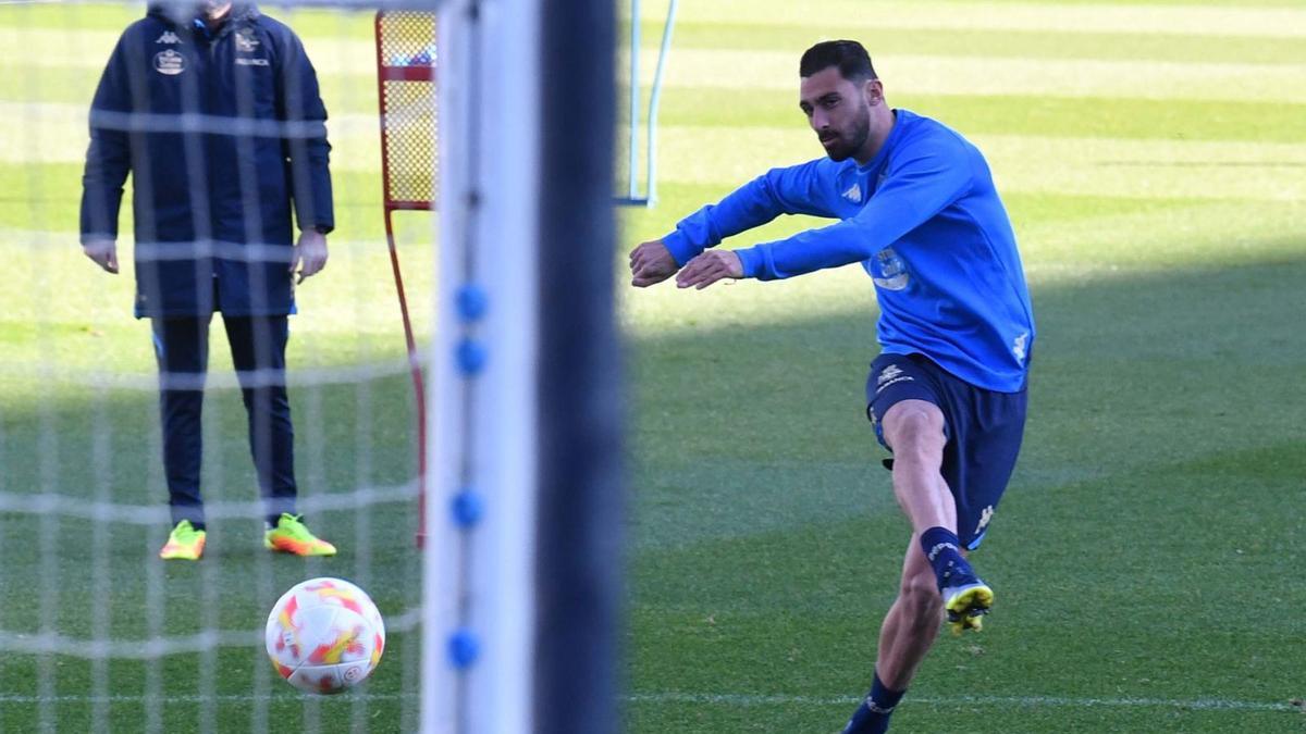 Arturo Rodríguez dispara a puerta durante un entrenamiento en Riazor. |  // VÍCTOR ECHAVE