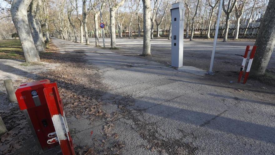 Un camió destrossa sense aturar-se una barrera d&#039;entrada a la Devesa