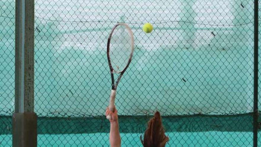 De la Peña saca durante un torneo en la Ciudad Deportiva.