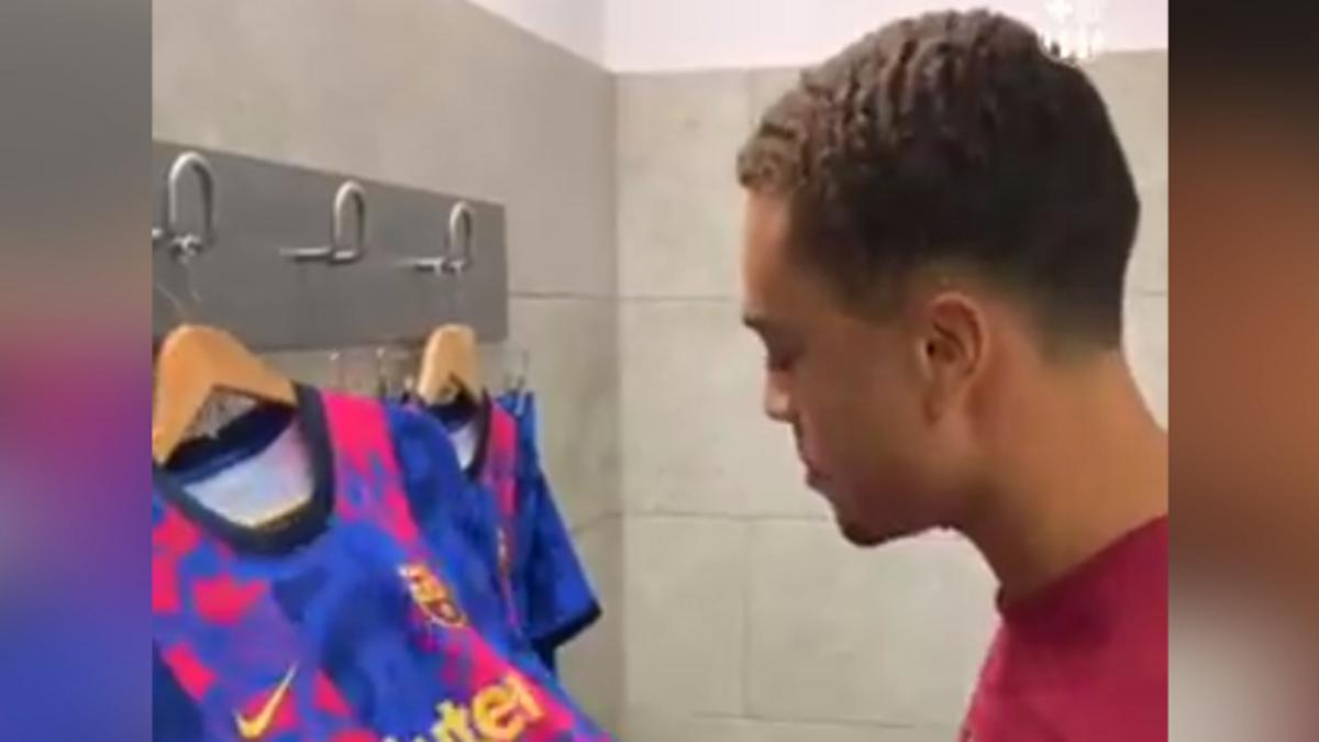 Así fue la reacción de Sergiño Dest al ver la nueva equipación del FC Barcelona