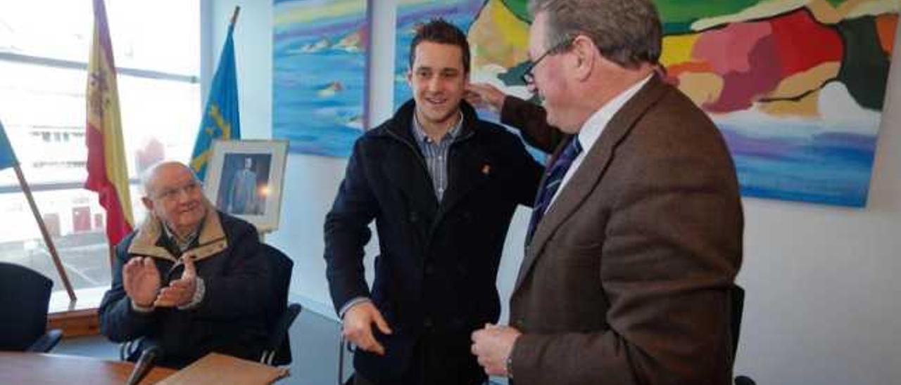 Por la izquierda, Alberto González, Toni Pérez con la insignia de oro de Gozón y Ramón Artime, ayer, en Luanco.