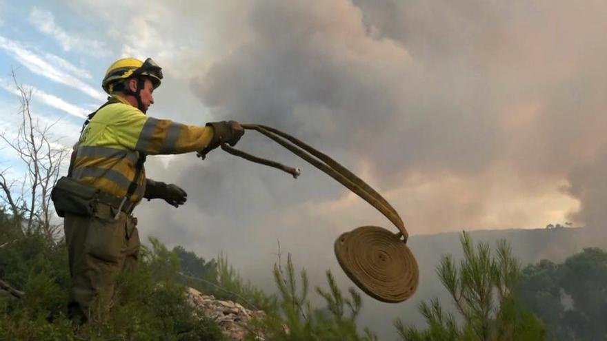 La lucha de los bomberos cuerpo a cuerpo con el fuego en la Calderona