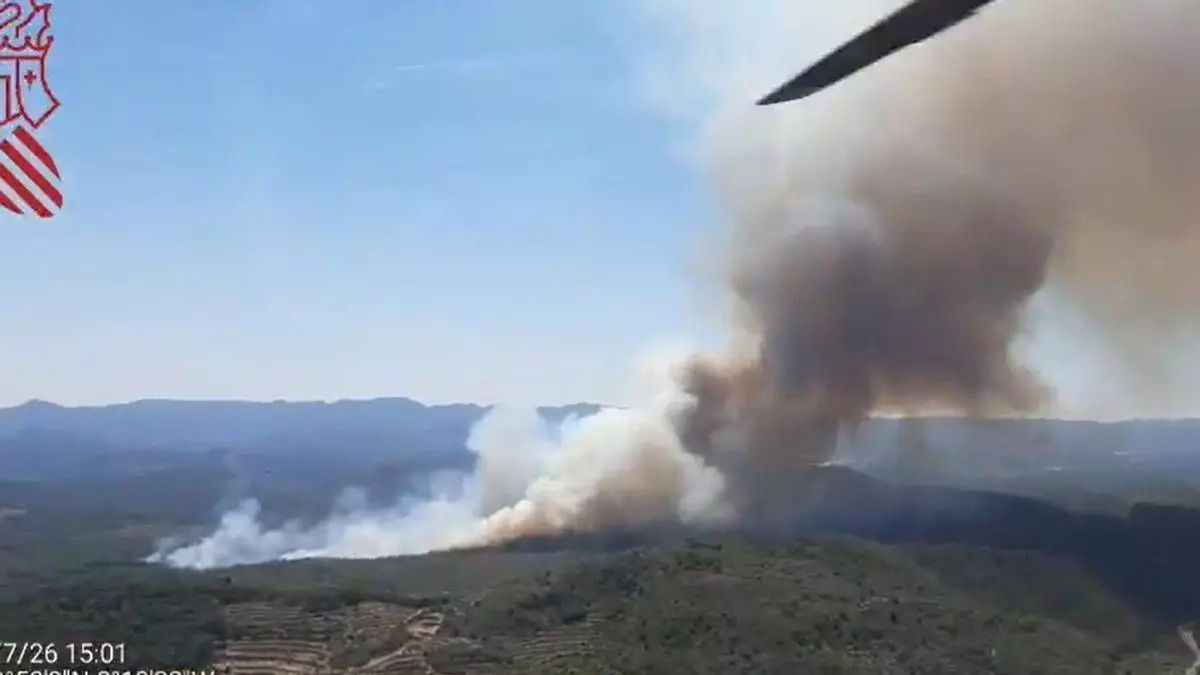 Los medios de extinción trabajan en un incendio forestal en Soneja (Castellón)