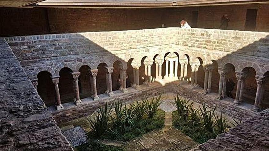 Vista general del claustre del monestir de Santa Maria de l&#039;Estany després de les obres que s&#039;hi han fet