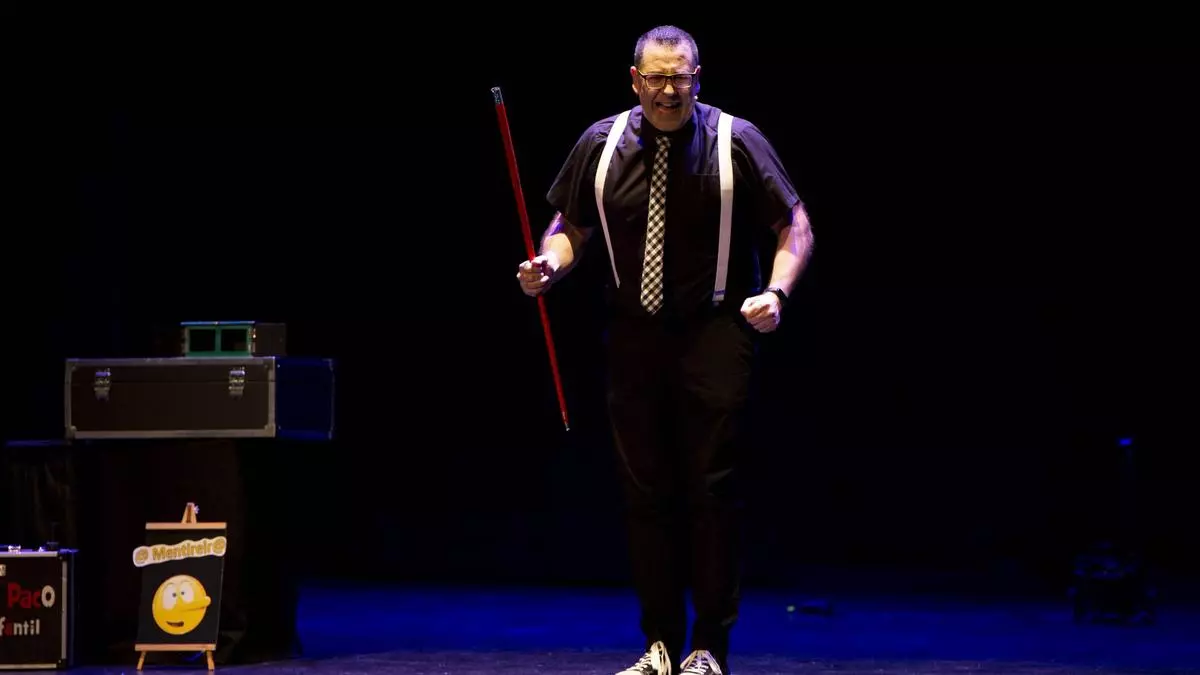 Finaliza el festival de magia de Cáceres con O Mago Paco