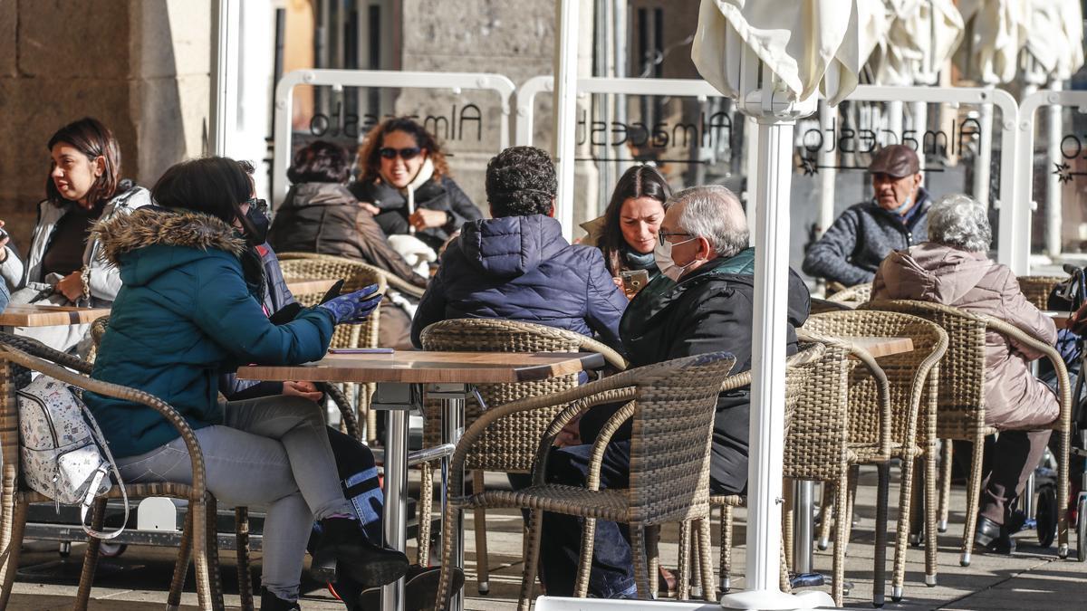 Clientes consumen en una terraza de la plaza Mayor.