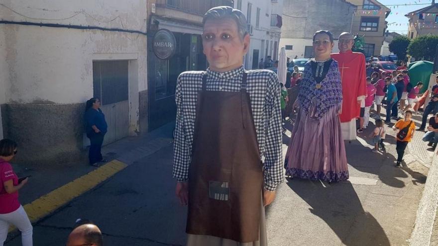 Comparsa de gigantes y cabezudos de Magallón por las calles de la localidad el domingo. |