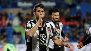 Coke celebra un gol con la camiseta del Levante