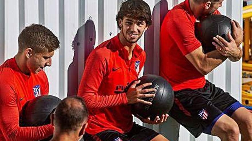 Joao Félix se ejercita junto a otros dos compañeros, ayer.