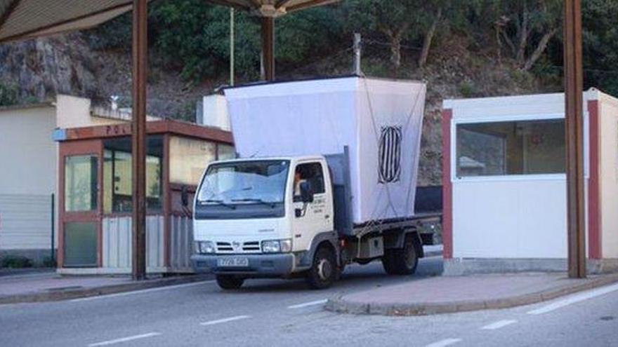 El vehicle que transporta l&#039;urna gegant, de camí a Garrigàs.