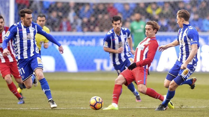 Jugada del encuentro entre Alavés y Atlético de Madrid.