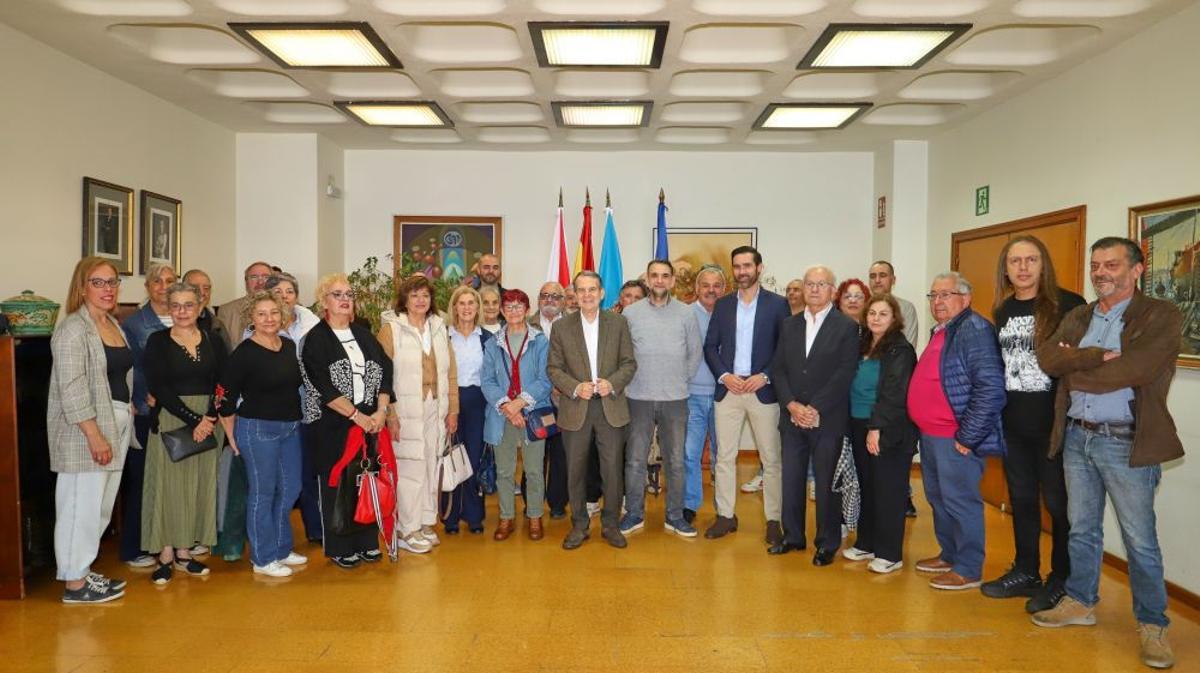 Caballero, con el edil Gorka Gómez y representantes de la Agrupación de Centros Deportivos e Culturais.