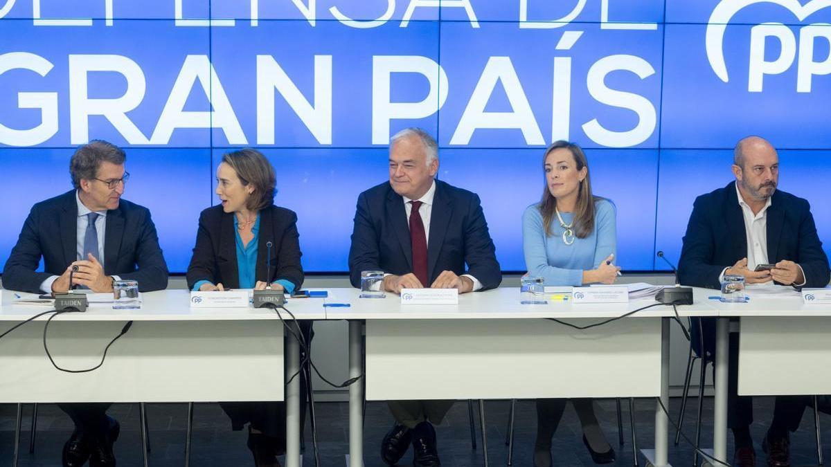 Carmen Navarro Lacoba, en una reunión del partido, sentada entre Esteban González Pons y Pedro Rollán.