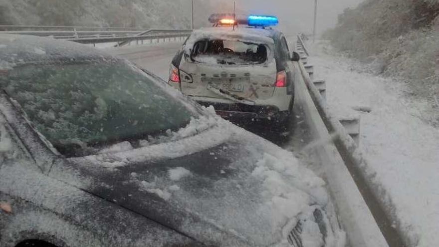 El vehículo que impactó contra el coche de la Guardia Civil. // FdV