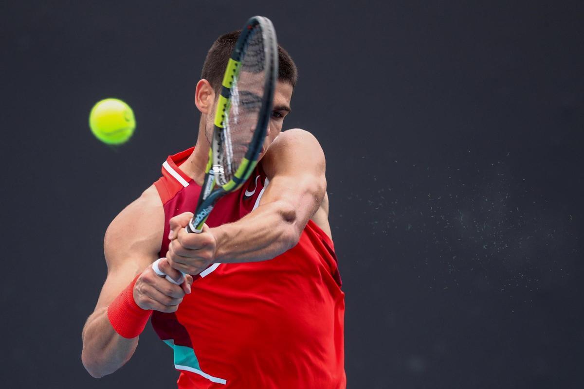 Carlos Alcaraz gana en su debut en Australia