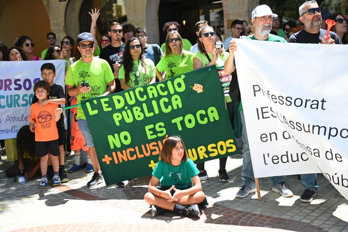 La manifestación de profesores por la huelga educativa llena las calles de Elche