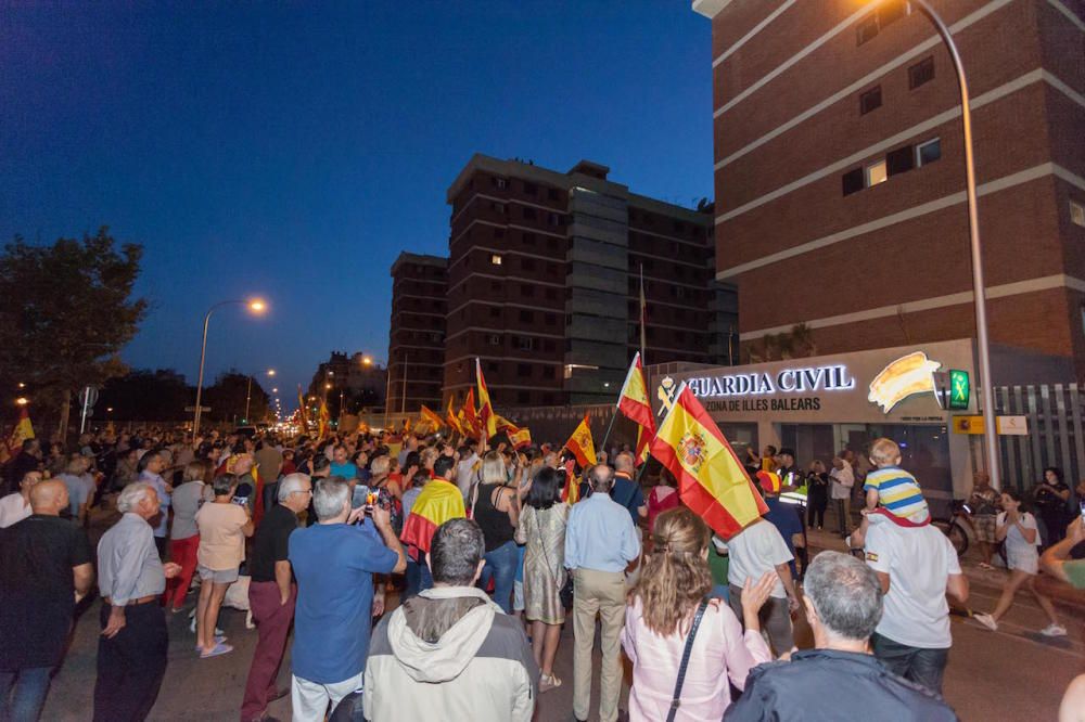 Concentración para apoyar a la Guardia Civil