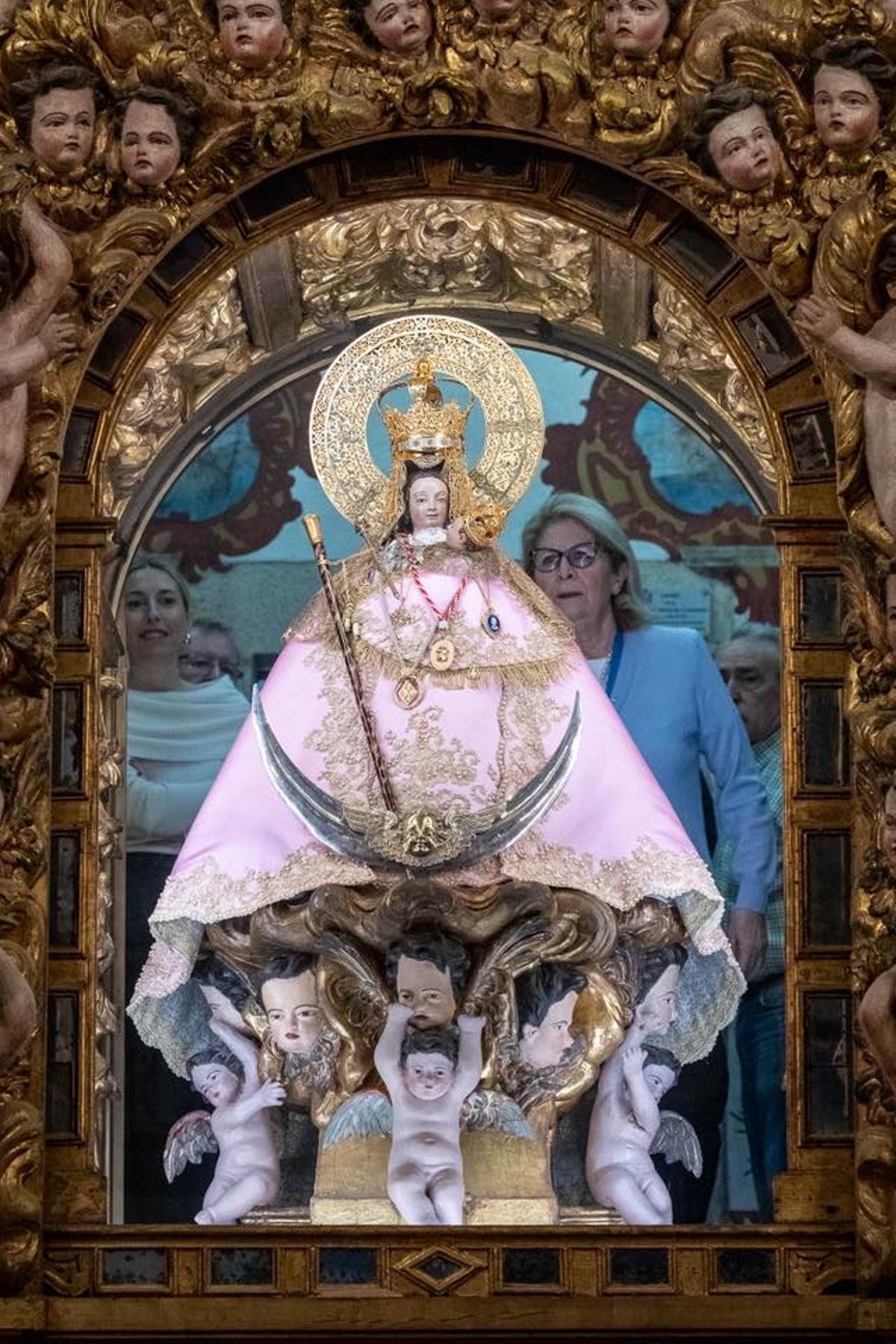 Galería | Así entregó María Guardiola el manto 209 a la Virgen de la Montaña