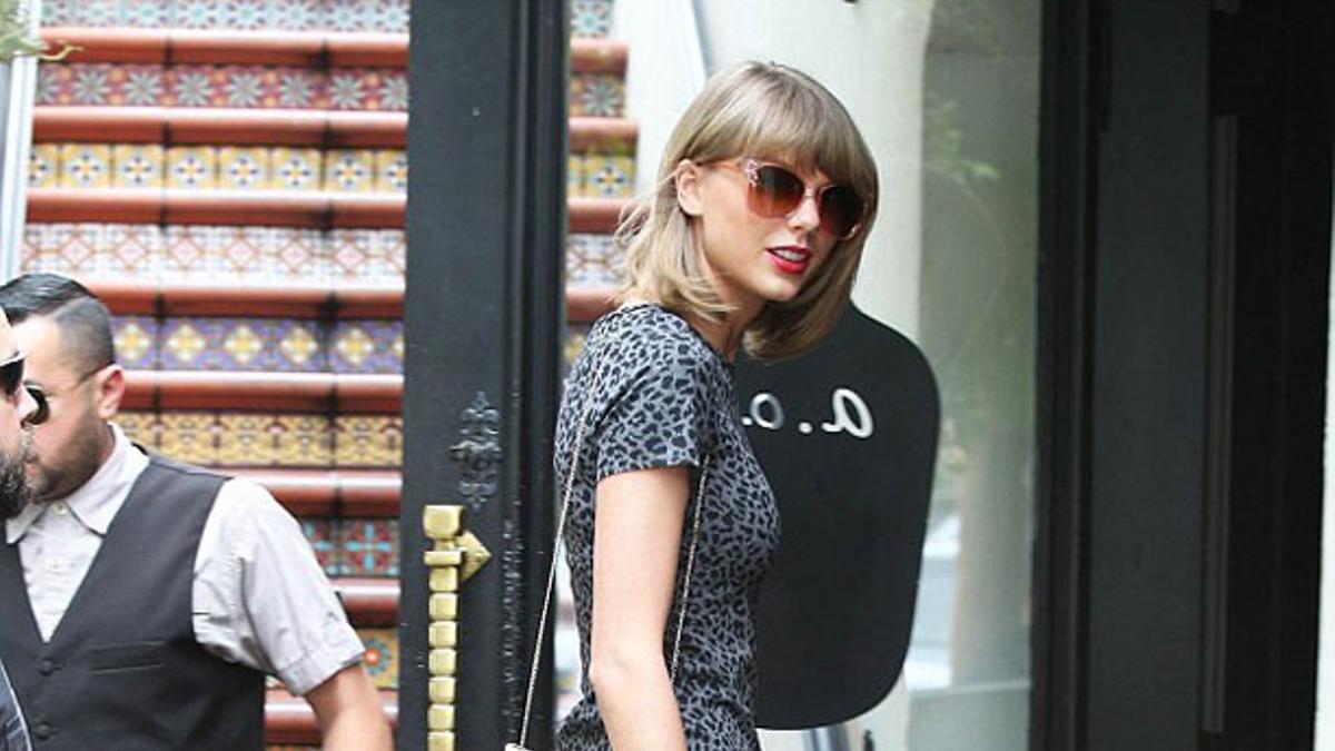 Taylor Swift con bolso de Charlotte Olympia