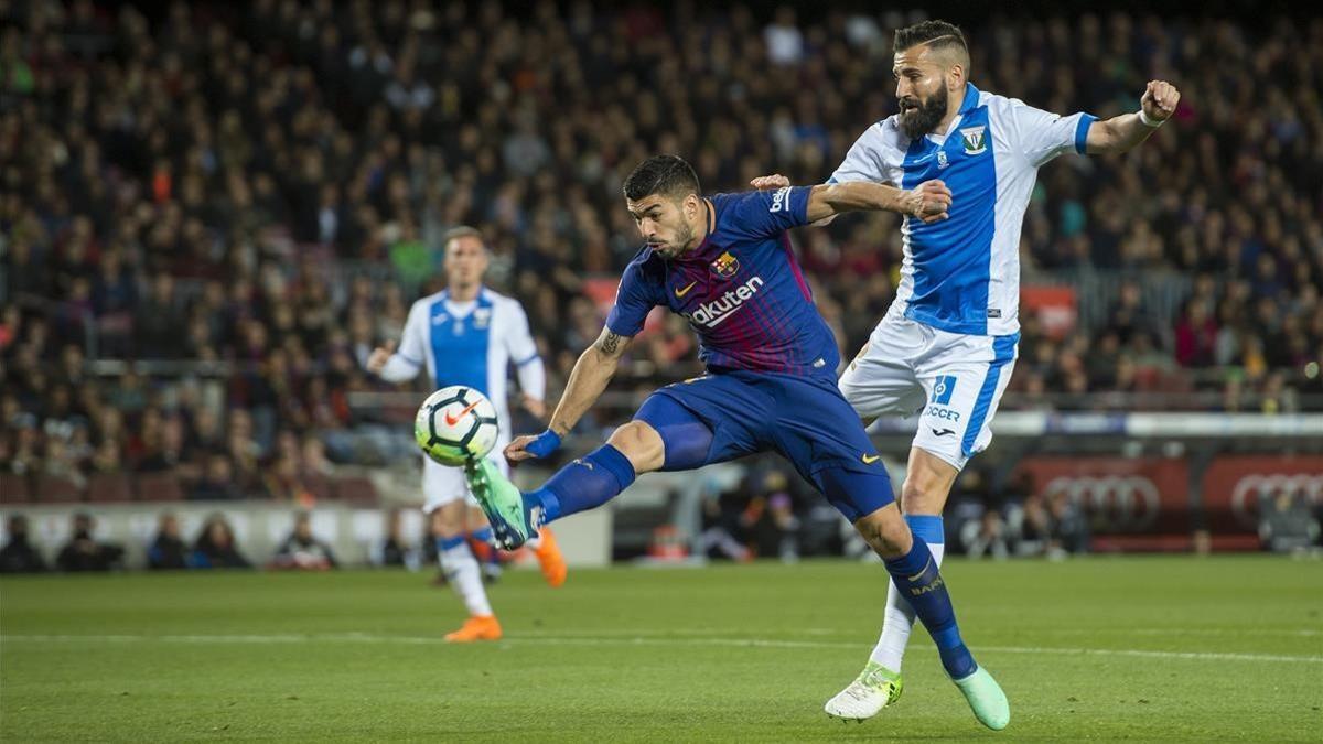 Luis Suárez remata ante Siovas.